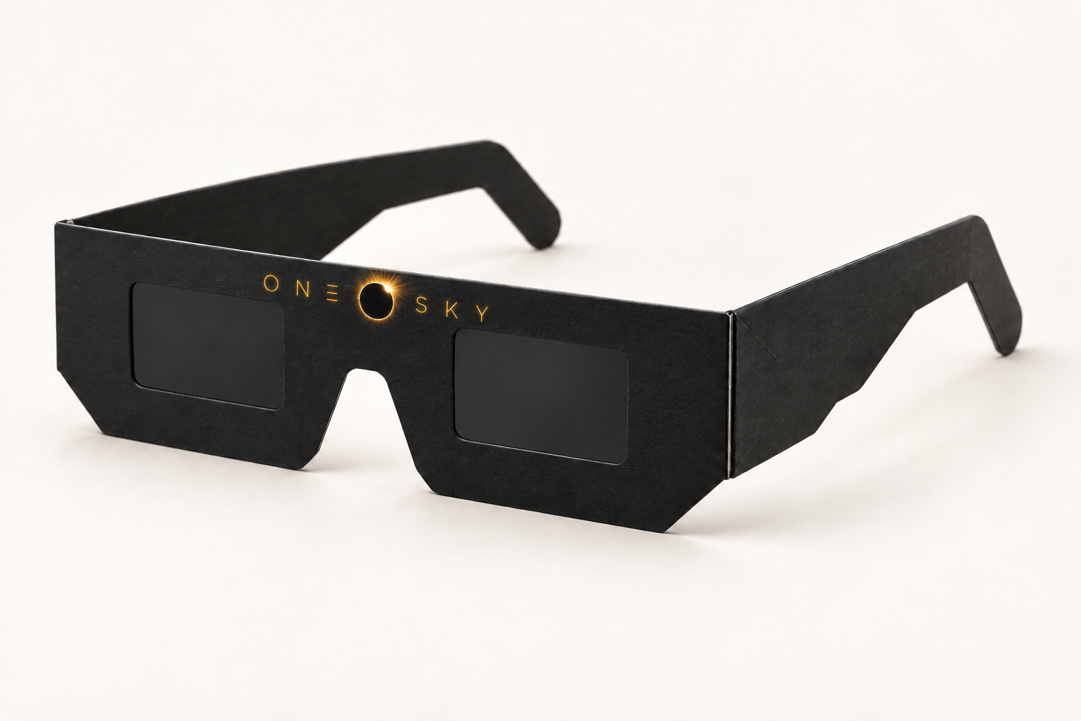 Originalentwurf der neuen ONE SKY Designer-Sonnenfinsternisbrille: breite schwarze Front, rechteckige Filter, kantige Bügel und goldenes Original-Logo.