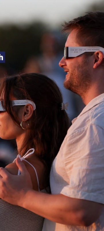 Menschen erleben die Sonnenfinsternis gemeinsam mit ONE SKY Brillen.